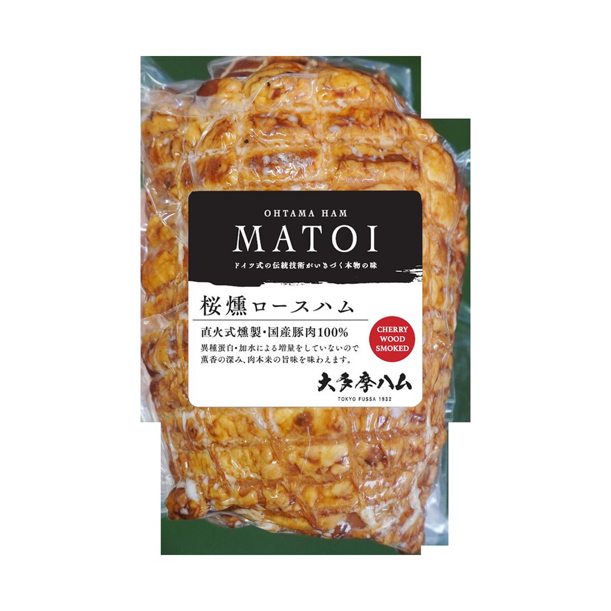 株式会社大多摩ハム小林商会 大多摩ハム MATOI ロースハムギフト MTD50 桜燻ロースハムを化粧箱に納めたMATOIギフトです。大多摩ハムが培ってきた製法で、肉の旨みを丁寧に引き出しました。 セット内容 内容品内容量数量桜燻ロースハム500g1 商品情報 総内容量500g 賞味期限製造日より30日 保存方法要冷蔵。10℃以下で保存してください。 配送・包装冷蔵便・送料込み／化粧箱入り・簡易包装 アレルゲン豚肉 原材料・栄養成分表示 桜燻ロースハム豚ロース肉（国産）、食塩、砂糖、香辛料／調味料（アミノ酸等）、リン酸塩（Na）、酸化防止剤（エリソルビン酸Na）、発色剤（亜硝酸Na）100g当たり：熱量207kcal、たんぱく質19.6g、脂質13.9g、炭水化物0.8g、食塩相当量2.3g（推定値） 製造者・販売者：株式会社大多摩ハム小林商会　東京都福生市福生785※印字された賞味期限日は製造ロット固有です。商品発送日時点で所定の賞味期限を満たす商品を発送します。