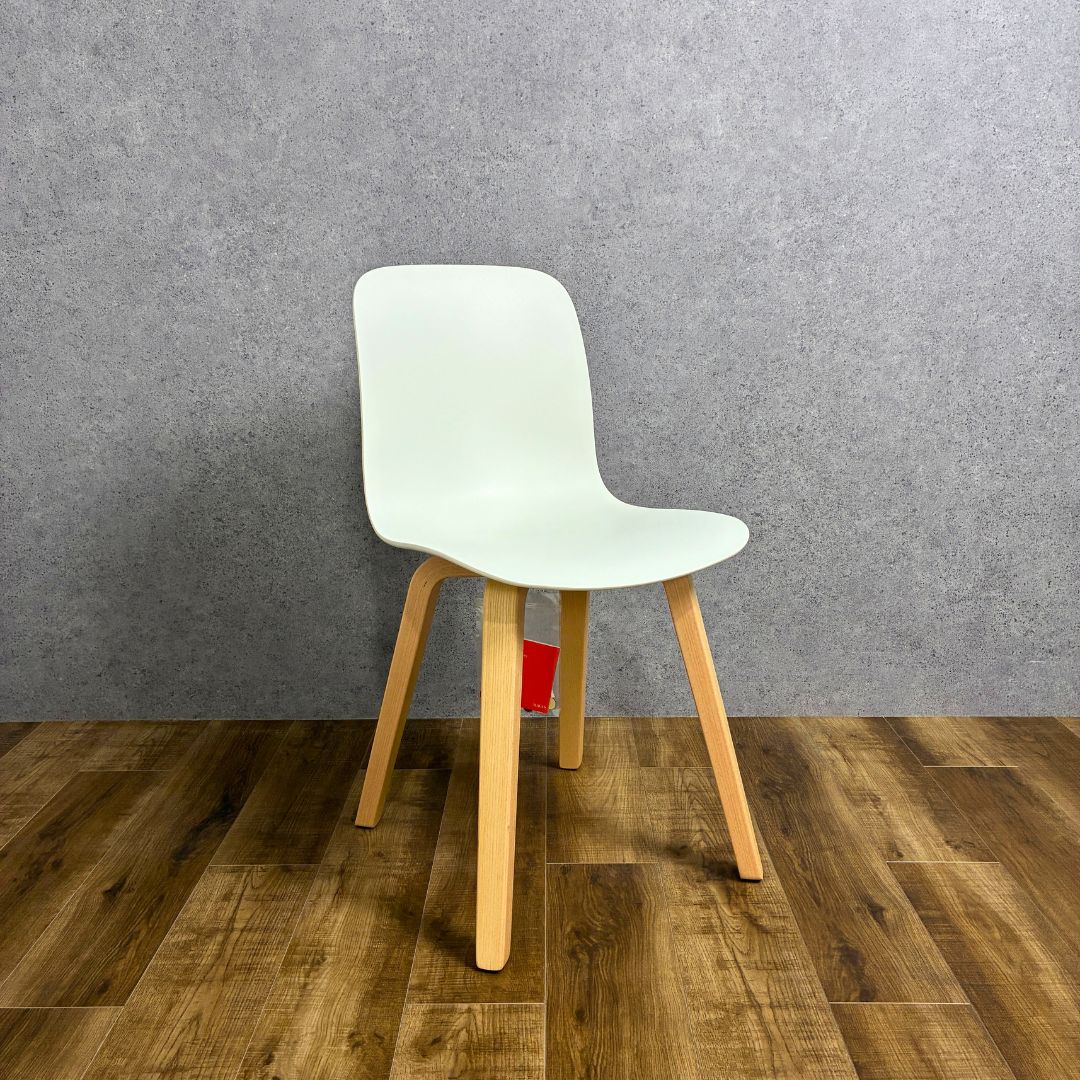 MAGIS の SUBSTANCE plywood legs Chair SD5000 です。 【商品状態】 ・新品、未使用品（開封済） ・未使用品ではございますが、製造時や移送時に発生した小傷などがございます。 ・商品の状態確認および撮影のため、開封しております。 ・色調は画面の性質上、実物と多少違いが生じる場合がございます。 ・掲載画像では伝えきれない傷がある場合がございます。 ・こちらの商品は複数在庫がございます。在庫商品についても同等の状態となりますが、掲載画像と傷の位置等が異なる場合がございます。 【カラー】 脚：ナチュラル シート：ホワイト 【本体サイズ】 幅 420 × 奥行 460 × 高さ 800 × 座面高 440 mm ※実寸サイズのため、メーカ記載のサイズと異なる場合がございます。 【商品説明】 国際的に活躍する日本人デザイナー、深澤直人によるチェア。「ふつう」に見えながら、多くの人々に愛され、長く使い続けられる椅子を目指してデザインされました。 滑らかな曲線を描く木製の脚部が、ごく自然に異素材の座面と結びついています。 大らかな丸みを帯びたシェル型のシートが、座ることを促すかのような表情で優しく体を受け止めます。 【特記事項】 ・こちらの商品は期間限定の保証がございます。 　保証期間：2027年1月27日まで（アウトレット品のため期間限定での保証となります。） 　保証についてのお問い合わせは当店までご連絡をお願いいたします。 ・付属品は画像にあるもので全てとなります。 【商品管理番号】 M2601-0467_M2601-0476