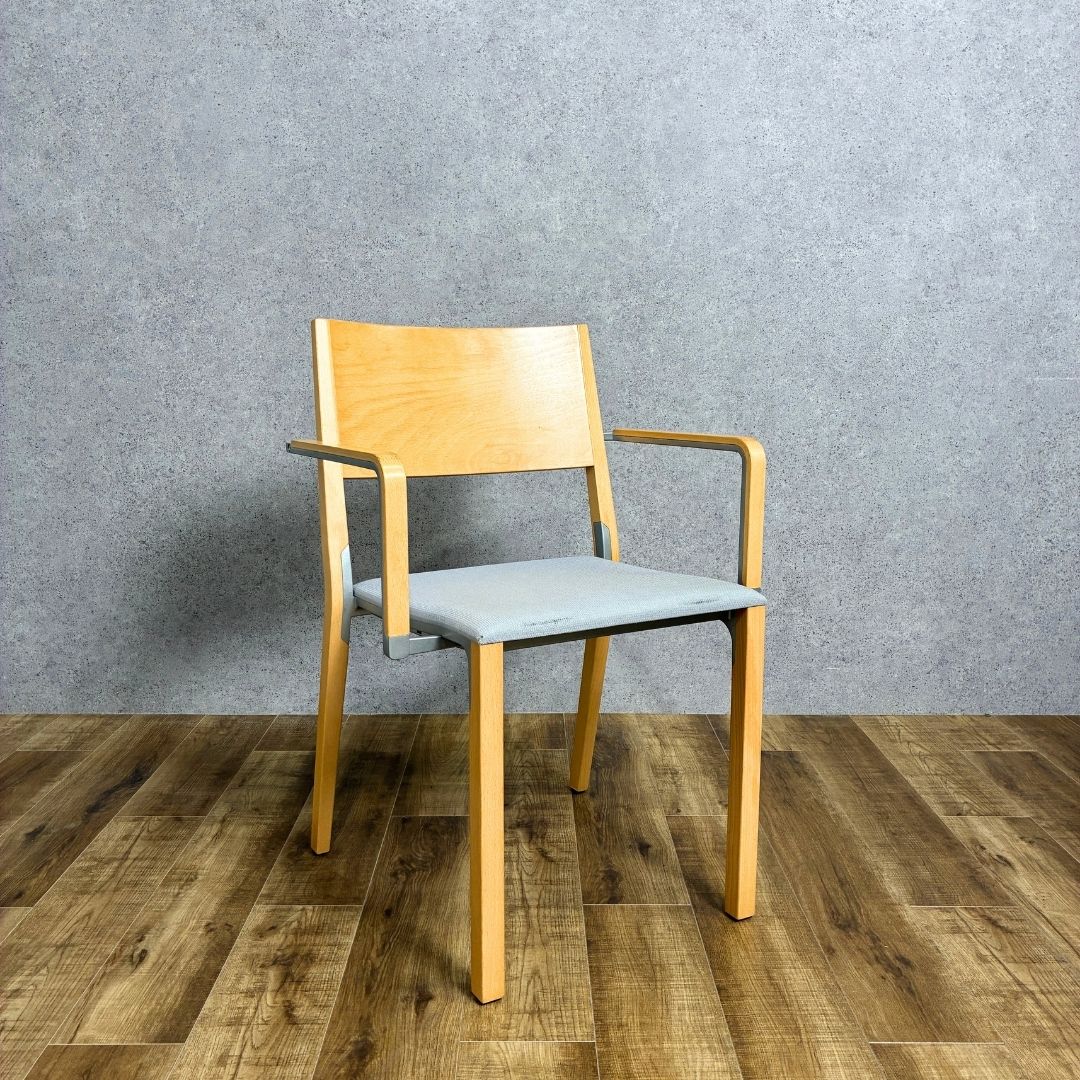 Dietiker BASE ARM CHAIR ディーティカ ベース アームチェア 木目 ファブリック アルミ ナチュラル×グレー スタッキング可能【中古】 YBランク