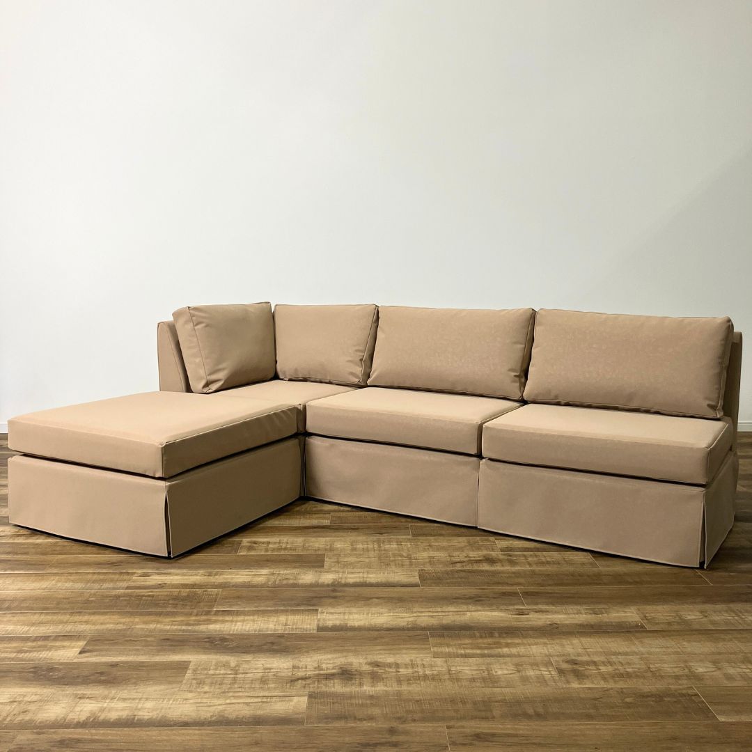 ASPLUNDの MAISON ARMLESS SOFA＋CORNER SOFA＋OTTOMANの4点セットソファです。 【商品状態】 ・未使用品です。 ・アームレスソファ×2、コーナーソファ×1、オットマン×1のセットです。4個口での配送になります。 ・中古未使用品につき、倉庫保管時についたわずかに細かな汚れやスレ傷がございます。 ・座面、脚元にわずかな汚れがございます。 ・脚元のレザーに折れ目がございます。 ・色調は画面の性質上、実物と多少違いが生じる場合がございます。 ・掲載画像では伝えきれない傷がある場合がございます。 【カラー】 ベージュ 【張地】 FA-775C(合成レザー) 【本体サイズ】 SOFA(1点につき) 幅 800 × 奥行 800 × 高さ 730 × 座面高 420 mm OTTOMAN 幅 800 × 奥行 800 × 高さ 420 mm 【商品説明】 「メゾン アームレスソファ」は、飲食店などの店舗で、業務用途に使える高耐久な製品です。 「RESORTIR（リゾルティール）シリーズ」 日常を離れ、心と身体を解放するリゾートシーンにさらなる魅力をもたらします。 時を重ねるほどに味わいを深める素材の数々、 アウトドアリゾートの代名詞ともいえるインドネシア原産のチーク材をはじめ、多彩な素材の特性をクラフトマンの確かな技術によって引き出しています。 こうした技の数々が、ガーデンファニチャー（家具）のひとつひとつに豊かな表情を与えています。 素材の質感と、円熟した手仕事。その結晶として展開される商品ラインナップは、アジアン、コロニアル、アーバンといった様々なテイストのリゾートスタイルに調和し、忘れがたい空間を生み出していきます。 【特記事項】 ・中古品のためメーカー保証はございません。 ・付属品は画像にあるもので全てとなります。 【商品管理番号】 M2504-0017～0019