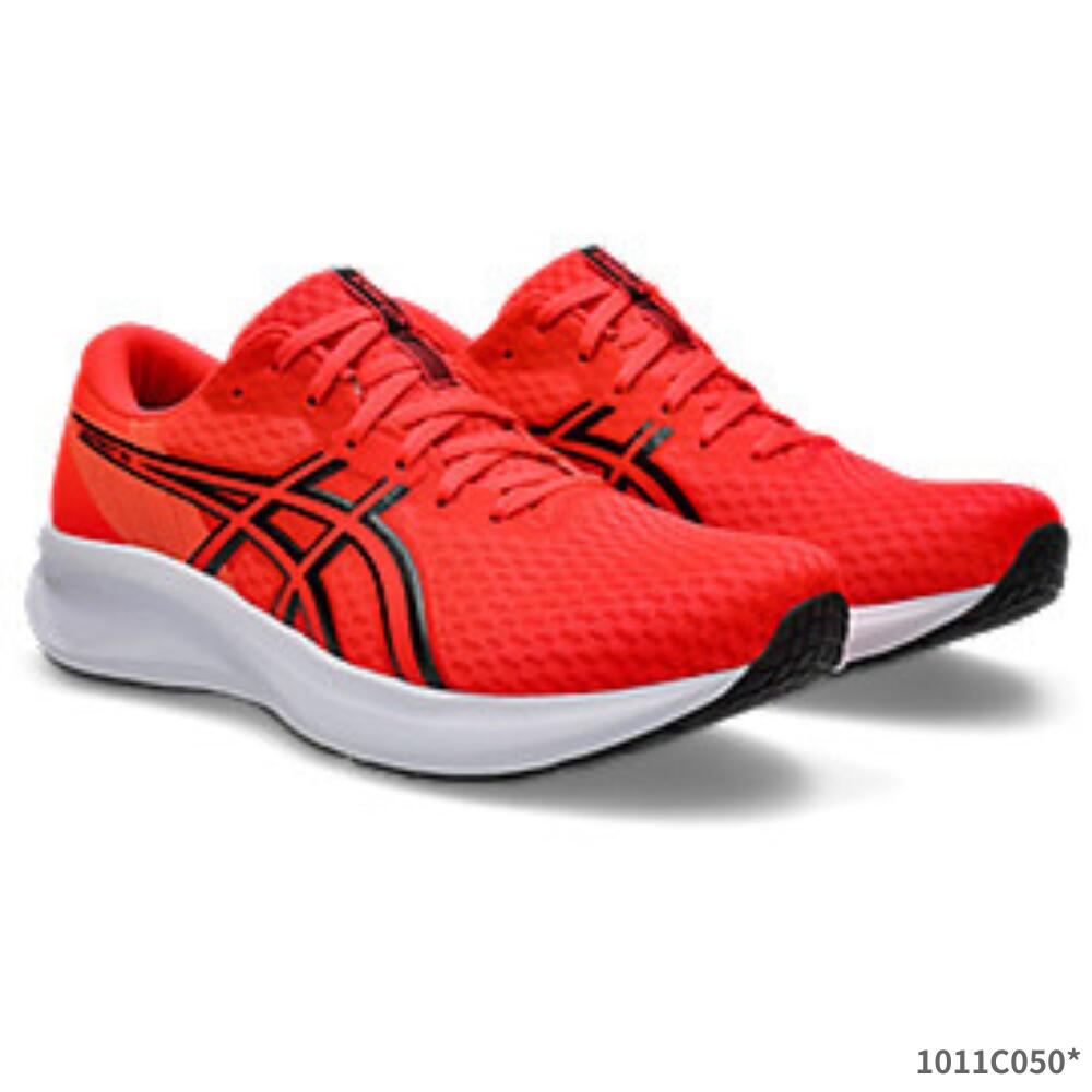 ■素材：アッパー/SYNTHETIC FIBER/PU アウターソール/RUBBER ■カラー：【600】フラッシュレッド/ブラック ■サイズ：24.5～30cmランナーのスムーズな走りをサポートするように設計されています。 前モデルより前足部の厚みを厚くすることで、よりソフトでスムーズな接地感を追求しました。 通気性の良いメッシュ素材のアッパー構造により、足を涼しく保ちます。 また、アウターソールには屈曲溝を多く設けることで、より優れた柔軟性とスムーズな走りを提供しています。