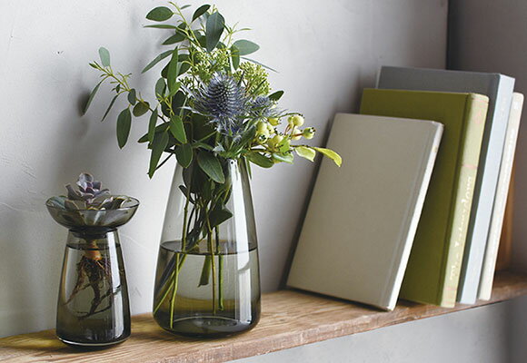 水に浸っている根や茎までキレイに見えるグレーのガラス。見た目の美しさだけではなく、成長していく生きた姿が見られるのが水耕栽培の楽しさです。日々の変化を観察していると、どんどん愛着が湧いていきます。