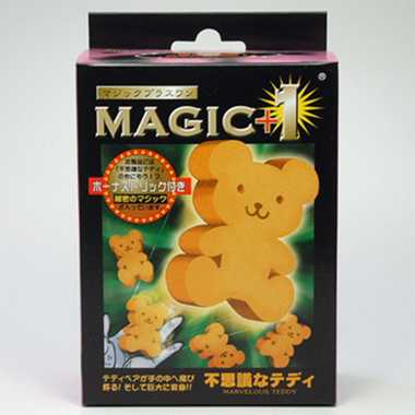 手品 マジック【MAGIC＋1 不思議なテディ】ディーピーグループ テディベアが巻き起こす不思議なマジック！？…　当社オリジナルデザインのテディベア（かわいい熊）を使った、MAGIC+1シリーズの製品です。 （もちろん、すてきなボーナストリック付き！）小さなテディベアが、マジシャンのポケットからお客様の手の中へ次々と飛び移ります。 そして、最後にそのテディベアを手の中で揉んでいると、ナント、何倍もの大きなテディベアに変身してしまうのです！ 当社の人気アイテム、「スポンジボール」(U1121)と同様に、お客様は自分の手の中で起こる出来事に思わず「アッ！」と声を上げることでしょう。 視覚だけでなく、感覚をも欺いてしまう驚異のトリック！ しかも可愛くてユーモラスなテディベアが、いやが上にも楽しい雰囲気を盛り上げてくれます。 素材は超ソフトなスポンジで、小さなサイズ（身長45 mm）のテディベア4個とジャンボサイズ（身長125 mm）のギミック・テディベアの1個のセットになっています。 メーカー希望小売価格：1,200円(税抜) パッケージサイズ：幅150×高さ100×奥行き50mm ★マジックのページはこちらです