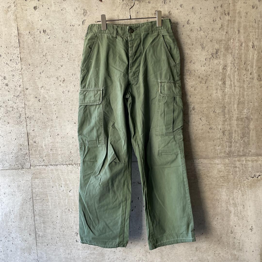 ジャングルファティーグパンツ ポプリンのノンリップストップ 3rd UFOボタンフライ 【ブランド】アメリカ軍 【モデル】TROUSERS, MAN'S COTTON WIND RESISTANT POPLIN, OG 107 【サイズ】S/R 【実寸】 ウエスト78 長さ100 股下72 わたり32 裾幅23 ※平置き計測 【カラー】オリーブ 【マテリアル】コットン　ノンリップストップ 【製造国】USA 【年代】67年 3rd 【Condition 】 ヴィンテージ商品ですので、各箇所　フェード、汚れ、シミ、破れ、小傷などがある場合がございます。（写真で確認ください。また必要に応じて状態確認します。） ※実品、本物です。レプリカや復刻版ではありません。