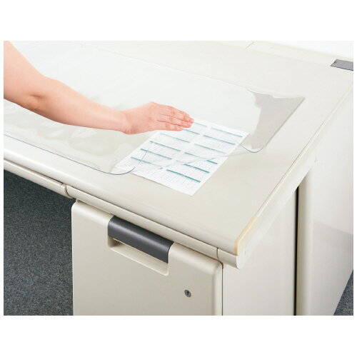 ●温度・湿度・直射日光などにより製品が若干伸縮したり、反ったり、変色する場合があります。●天然木質デスクには、天板保護のために下敷き付きの商品をお求めください。●サイズ/W1447×D717mm●上敷：PVC-P　t1.7mm（透明）。片面（内側）特殊加工　※コピーした用紙、濡れた書類はよく乾燥のうえ、挟んでください。　※PVC−P製デスクマットは伸び縮みしやすい材質のため、表記の外寸法と異なる場合がありますがご了承ください。