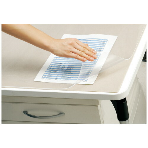 ●サイズ/W600×D450mm●上敷/オレフィン系樹脂（透明）t1.5mm●下敷/特殊処理不織布●透明でマットに挟んだ書類が見やすく、またコピーのインキなども付着しにくい両面非転写タイプです。(条件によりコピーが付着する場合がございますのでご了承ください。)●グレー色の下敷き付タイプ●コピーした用紙、濡れた書類はよく乾燥したうえ、挟んでください。※オレフィン樹脂のデスクマットは、皮脂やハンドクリームなどの油分の影響で波打ちや反りなどをおこす場合がありますが、ご了承ください。