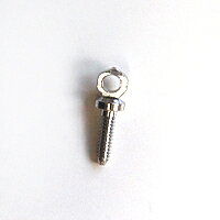 ●素材：真鍮メッキ加工●内容：1個入り【商品の詳細】アクセサリー作りなどにご利用頂ける、基礎パーツのヒートンです。ねじ状になっていますので、キリや目打ちで穴を開けてからねじ込むことで、しっかりと固定できます。また、ビーズの穴に差し込んでからボンドで固定したり、スイーツデコ等に利用する場合には、ボンドやクリームが柔らかい内に差し込んで利用して下さい。【ご注文前に必ずお読み下さい】・表示価格は1袋の価格です。・メッキが剥がれる場合がございます。・製造ロット、ディスプレイや視覚環境などにより、実際のカラーと異なる場合がございます。・当社の他オンラインショップと在庫を共有しており、注文が確定しても完売・欠品の場合があります。予めご了承下さい。
