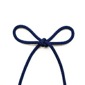 ●素材：ポリエステル100％●太さ：約 4mm※引っ張り方や製造ロットなどにより、同じ品番でも太さが異ります。また、表記サイズより1mm以上の誤差が生じる場合がございます。(返品・交換対象外となります。)目安としてご参照くださいませ。【商品の詳細】巾着やバッグの口ひも、カーテンのタッセルロープ、帯締めなど、使用用途が様々なポリエステルコード（ひも）です。色数がとても豊富なのでお気に入りのカラーが見つかります。＜ご注意＞・製造の工程上、1反の中に繋ぎ目が入る事がございます。【ご注文前に必ずお読み下さい】・表示価格は10cmの価格です。・30cmから10cm単位で販売しております。（30cmご希望の場合は、数量「3」と入力して下さい。 例：数量「10」＝幅×長さ1m）・ご覧になるディスプレイ環境などにより、商品画像と実物の色味が異なる場合があります。・生産ロットにより、色味や風合いが変わる場合があります。幅につきましても若干差が生じる場合があります。予めご了承くださいませ。・当社の他オンラインショップと在庫を共有しており、注文が確定しても完売・欠品の場合があります。予めご了承下さい。・カットしてご用意するため、注文キャンセル・数量変更・返品がお受けできません。