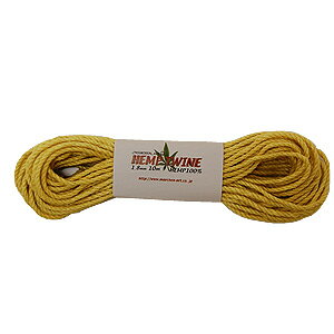 ●素材：ヘンプ100％（草木染め）●サイズ：約 1.8mm　/　1かせ 10m巻【商品の詳細】ブレスレットなどアクセサリー作りに最適なヘンプコード（麻糸）です。やわらかな色味と風合いが特長です。＜ご注意＞・天然染料を使用し染色しているため、水に濡れたり直射日光に当たると色落ちする場合がございます。・天然素材を生かした風合いです。ロット等によってお色や太さが異なる場合もございます。　【ご注文前に必ずお読み下さい】・表示価格は1かせの価格です。・製造ロット、ディスプレイや視覚環境などにより、実際のカラーと異なる場合がございます。・当社の他オンラインショップと在庫を共有しており、注文が確定しても完売・欠品の場合があります。予めご了承下さい。
