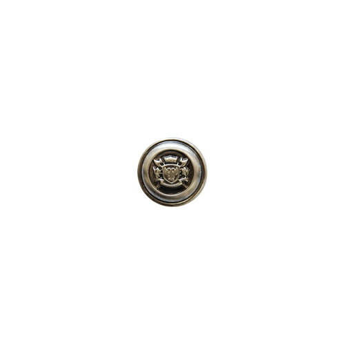 ●素材：真鍮【商品の特徴】定番のエンブレムモチーフのメタルボタンです。軽量で使いやすく、デコレーションにもおすすめ！※長くお楽しみ頂く為、お洗濯の際は取り外すことをおすすめします。※欠品すると入荷までに1ヶ月ほどかかる場合があります。【ご注文前に必ずお読み下さい】・表示価格は1個の価格です。・製造ロット、ディスプレイや視覚環境などにより、実際のカラーと異なる場合がございます。・ボタンはロットによって1mm強のサイズ差異が生じる場合もございます。・常にたくさんの在庫を確保しているお品ではございません。・当社の他オンラインショップと在庫を共有しており、注文が確定しても完売・欠品の場合があります。予めご了承下さい。