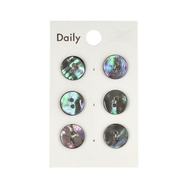 ●素材：貝●1シート6個【商品の詳細】絶妙なカラーが揃う「Dailyシリーズ」のシェルボタンです。ベーシックなデザインなので主張し過ぎず、センスがキラリと光る作品に仕上がります。【ご注意】天然素材ですので、大きさ・形・色などがすべて揃いです。また、大変デリケートな素材ですので、お取扱いにはご注意下さいませ。【ご注文前に必ずお読み下さい】・表示価格は1シートの価格です。・製造ロット、ディスプレイや視覚環境などにより、実際のカラーと異なる場合がございます。・ボタンはロットによって1mm強のサイズ差異が生じる場合もございます。・当社の他オンラインショップと在庫を共有しており、注文が確定しても完売・欠品の場合があります。予めご了承下さい。
