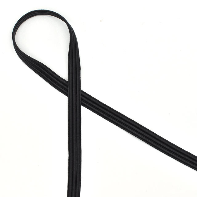 ●素材：レーヨン100％●サイズ：約11mm幅※サイズはロットにより多少差があります。あくまで目安としてお考えください。【商品の特徴】上品な光沢感のあるレーヨン素材のトリミングブレードです。厚みがあり重厚感があります。ジャケットの縁取りやパンツの側章におすすめです。【ご注意】・1反約30m巻です。30m以上の場合は、複数に分かれてのご用意となります。（製造工程上、1反の中に繋ぎ目がある場合があります。）・お洗濯は優しく手洗いするか洗濯機の場合は弱水流、または石油系ドライクリーニング。（塩素系漂白剤は使用不可）・アイロンはあて布をして低温でかけてください。【ご注文前に必ずお読み下さい】・表示価格は10cmの価格です。・30cmから10cm単位で販売しております。（30cmご希望の場合は、数量「3」と入力して下さい。 例：数量「10」＝幅×長さ1m）・ご覧になるディスプレイ環境などにより、商品画像と実物の色味が異なる場合があります。・生産ロットにより、色味や風合いが変わる場合があります。幅につきましても若干差が生じる場合があります。予めご了承くださいませ。・当社の他オンラインショップと在庫を共有しており、注文が確定しても完売・欠品の場合があります。予めご了承下さい。・カットしてご用意するため、注文キャンセル・数量変更・返品がお受けできません。