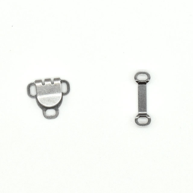 ●素材：真鍮●入数：5組入●サイズ：画像を参照ください。※検針器対応【商品の詳細】縫い付け用の前カンです。スカートやパンツのウエストに。【ご注文前に必ずお読み下さい】・表示価格は1パックの価格です。・ご覧になるディスプレイ環境により、実際のお色と異なる場合がございます。・予告なくパッケージが変更になる場合がございます。・当社の他オンラインショップと在庫を共有しており、注文が確定しても完売・欠品の場合があります。予めご了承下さい。