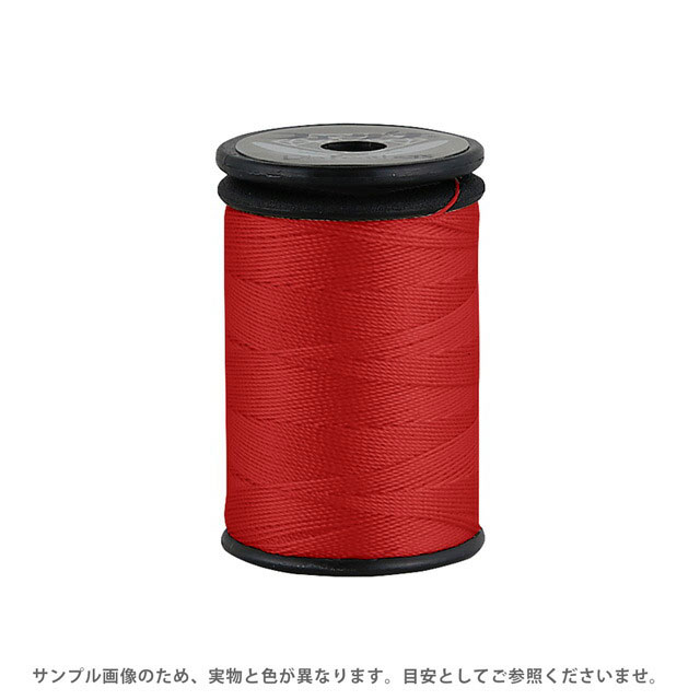 ●素材：ポリエステル100％●長さ：100m巻き●ミシン針：14〜16号【商品の詳細】厚地生地の縫製・皮革・袋物・靴・ステッチ・穴かがリに等に適した20番手のミシン糸です。強度があり、絹穴糸の用途と同様にお使いいただけます。また、タッセルづくりにもおすすめです。【誠に恐れ入りますが、下記をご了承の上ご注文ください。】・当社物流システムの都合上、生地と糸の色合わせやご相談は一切承っておりません。・画像のお色はディスプレイや視覚環境等により、実際の色とはかなり誤差がある場合がございます。あくまで目安としてご参照ください。・必ず商品名の色番号と番手（糸の太さ）をご確認の上、ご注文くださいませ。・お手持ちの生地に合う色をお探しの場合は、色見本帳にてご確認いただく事をおすすめ致します。・当社の他オンラインショップと在庫を共有しており、注文が確定しても完売・欠品の場合があります。予めご了承下さい。
