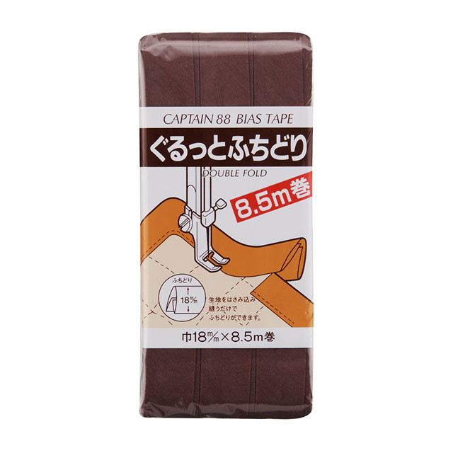 ●素材：ポリエステル65％　綿35％●サイズ：18mm幅×8.5m巻【商品の詳細】肌ざわりがよくなり、アクセントをつけるのに役立つ縁取りテープ。ワンステッチでふちどりができるようにダブルに折ってあります。生地を挟み込み、重ねて縫うだけで簡単にふちどりができます。大きな作品のふちどりにおすすめ。【ご注文前に必ずお読み下さい】・表示価格は1パックの価格です。・製造ロット、ディスプレイや視覚環境などにより、実際のカラーと異なる場合がございます。・当社の他オンラインショップと在庫を共有しており、注文が確定しても完売・欠品の場合があります。予めご了承下さい。