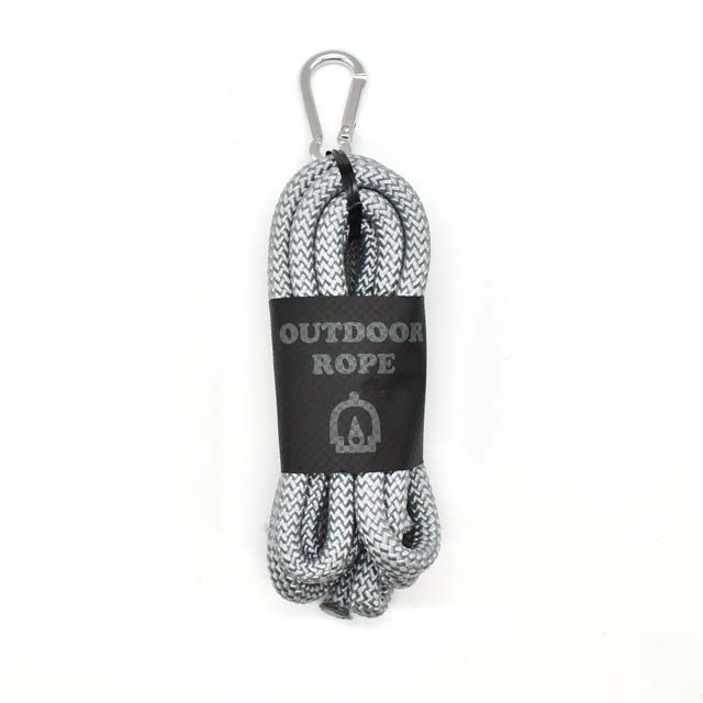 ●素材（コード本体）：ポリエステル100％●太さ（コード本体）：約8mm●入数（コード本体）：長さ約2m×1本●引張強度（コード本体）：1300kg【商品の特徴】クライミングロープを作っている工場で生産されている、非常に丈夫なコードです。耐久性に優れ、色落ちや日焼けも起こりにくいポリエステル素材です。スマホショルダーやペットボトルストラップ、バッグの持ち手制作など、幅広くご利用いただけます。カラビナ付き。【ご注意】生産ロットにより多少色味や濃淡がかわります。あらかじめご了承ください。付属のカラビナは、装飾用途以外のご使用をお控えください。（登山やクライミング用としては使用できません）【ご注文前に必ずお読み下さい】・表示価格は1ヶの価格です。・製造ロット、ディスプレイや視覚環境などにより、実際のカラーと異なる場合がございます。・当社の他オンラインショップと在庫を共有しており、注文が確定しても完売・欠品の場合があります。予めご了承下さい。