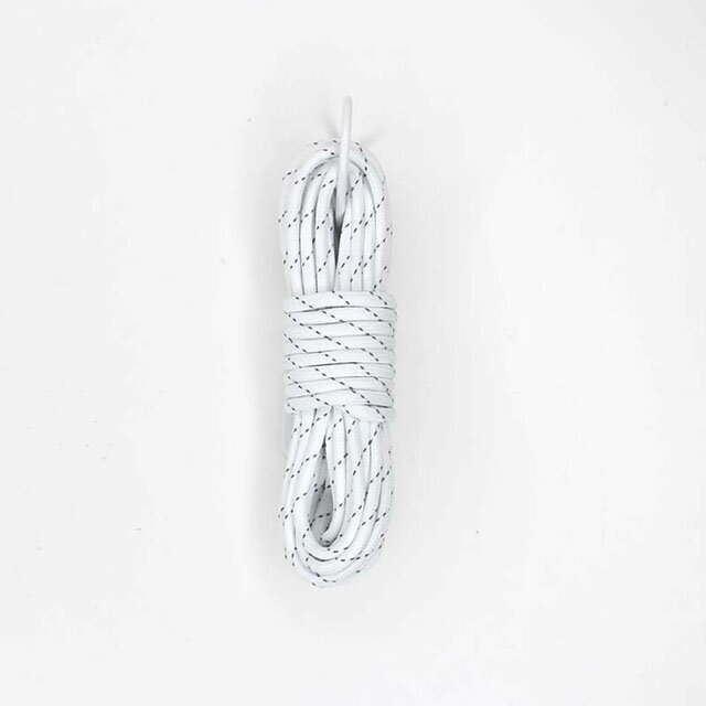 ●素材：ポリエステル100％●サイズ：太さ約3mm×約5m巻●引張強度：180kg【商品の説明】アウトドアにぴったりな発色がよく、非常に丈夫なコードです。ブレスレットやキーホルダーなどとして身に着けておき、緊急時に結び目をほどいて使用することも可能です。ライトに反射して光る反射テープ入りなので、夜間での使用にもおすすめです。※内側の白い芯が出てしまった場合は、芯と側がなじむよう端から「しごく」と戻ります。【ご注文前に必ずお読み下さい】・表示価格は1巻の価格です。・ご覧になるディスプレイ環境などにより、商品画像と実物の色味が異なる場合があります。・予告なくパッケージが変更になる場合がございます。・当社の他オンラインショップと在庫を共有しており、注文が確定しても完売・欠品の場合があります。予めご了承下さい。
