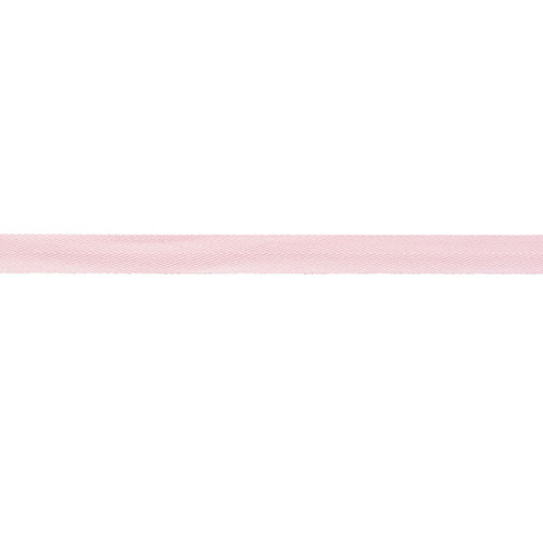●素材：綿100％●サイズ：約 12mm幅【商品の特徴】コットン素材の柔らかく、しなやかなヘリンボン（杉綾）テープです。スタンプを押してネームタグにしたり、結び紐やネックストラップ用の紐にも。そのまま縫い付けて装飾用に、直線部分の縫い代を挟んでもOK！幅広い用途でご利用頂けます。カラー・サイズ共に豊富でお好みのものをお選び頂けます。＜ご注意＞・濡れた状態で長時間放置すると、にじみや移色することがございます。・製造の工程上、1反の中に繋ぎ目が入る事がございます。【ご注文前に必ずお読み下さい】・表示価格は10cmの価格です。・30cmから10cm単位で販売しております。（30cmご希望の場合は、数量「3」と入力して下さい。 例：数量「10」＝幅×長さ1m）・ご覧になるディスプレイ環境などにより、商品画像と実物の色味が異なる場合があります。・生産ロットにより、色味や風合いが変わる場合があります。幅につきましても若干差が生じる場合があります。予めご了承くださいませ。・当社の他オンラインショップと在庫を共有しており、注文が確定しても完売・欠品の場合があります。予めご了承下さい。・カットしてご用意するため、注文キャンセル・数量変更・返品がお受けできません。