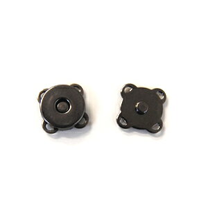 ●サイズ：約15mm（マグネット部分）　※縫い付け部分を含め対角線を計測すると約19mm●内容：1組【商品の詳細】縫い付けタイプのマグネットボタンです。取り付けも簡単で、バッグの口に取りつければ、口が開きっぱなしにならず、安全性がアップします。既製品への取り付けや一枚仕立てのデザインにおすすめ！＜取付け方＞スナップボタンの要領で手縫いで縫い留めます。【ご注文前に必ずお読み下さい】・表示価格は1組の価格です。・製造ロット、ディスプレイや視覚環境などにより、実際のカラーと異なる場合がございます。・ボタンはロットによって1mm強のサイズ差異が生じる場合もございます。・常にたくさんの在庫を確保しているお品ではございません。・当社の他オンラインショップと在庫を共有しており、注文が確定しても完売・欠品の場合があります。予めご了承下さい。