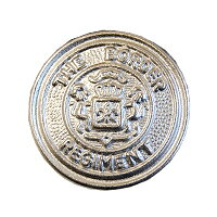 ●素材：真鍮【商品の詳細】スーツやジャケットにおすすめな紋章柄のメタルボタンです。真鍮製の為、しっかりとした重厚感があります。【ご注文前に必ずお読み下さい】・表示価格は1個の価格です。・製造ロット、ディスプレイや視覚環境などにより、実際のカラーと異なる場合がございます。・ボタンはロットによって1mm強のサイズ差異が生じる場合もございます。・常にたくさんの在庫を確保しているお品ではございません。・当社の他オンラインショップと在庫を共有しており、注文が確定しても完売・欠品の場合があります。予めご了承下さい。