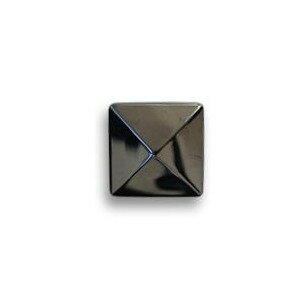 ※表記サイズは対角線の長さです。●素材：ABS樹脂（メッキ加工）●サイズ：30mm（対角線でお計りしています）【商品の詳細】スタッズ風のメタルボタンです。サイズ展開が豊富なので、用途に合わせてお選び頂けます。リアルなスタッズの形ですので、インパクト大！ジャケットのボタンなどにおすすめです。【ご注文前に必ずお読み下さい】・表示価格は1個の価格です。・製造ロット、ディスプレイや視覚環境などにより、実際のカラーと異なる場合がございます。・ボタンはロットによって1mm強のサイズ差異が生じる場合もございます。・常にたくさんの在庫を確保しているお品ではございません。・当社の他オンラインショップと在庫を共有しており、注文が確定しても完売・欠品の場合があります。予めご了承下さい。