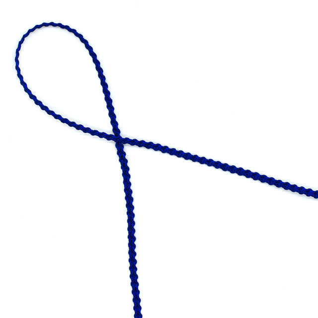 ●素材：レーヨン100％●サイズ：約3〜4mm幅※サイズはロットにより多少差があります。あくまで目安としてお考えください。【商品の特徴】細幅のレーヨンブレードです。鮮やかなカラー展開が特徴です。衣装の縁飾りだけでなく、カルトナージュなど小物の装飾にもおすすめです。約3〜4mm幅と細幅なので、ドールの衣装にも向いています。【ご注意】・1反約50m巻です。50m以上の場合は、複数に分かれてのご用意となります。（製造工程上、1反の中に繋ぎ目がある場合があります。）・お洗濯は優しく手洗い、または石油系ドライクリーニング。（塩素系漂白剤は不可）・アイロンはあて布をして中温以下でかけてください。【ご注文前に必ずお読み下さい】・表示価格は10cmの価格です。・30cmから10cm単位で販売しております。（30cmご希望の場合は、数量「3」と入力して下さい。 例：数量「10」＝幅×長さ1m）・ご覧になるディスプレイ環境などにより、商品画像と実物の色味が異なる場合があります。・生産ロットにより、色味や風合いが変わる場合があります。幅につきましても若干差が生じる場合があります。予めご了承くださいませ。・当社の他オンラインショップと在庫を共有しており、注文が確定しても完売・欠品の場合があります。予めご了承下さい。・カットしてご用意するため、注文キャンセル・数量変更・返品がお受けできません。