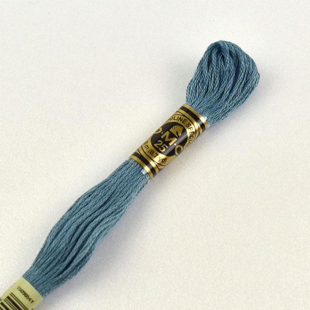 商品画像はサンプル画像のため、実物と色が異なります。目安としてご参照くださいませ。必ず色番号をご確認の上お買い求めください。●素材：100％最高級エジプト綿（長繊維）●容量：長さ約8m、6本撚り●太さ：25番【商品の特徴】1746年にフランスで誕生し、今もなお世界中で愛される、美しい刺しゅう糸を作るDMC。100%長繊維エジプト綿を使い、シルクのような光沢と美しい色合いの25番刺しゅう糸です。【ご注文前に必ずお読み下さい】・表示価格は1カセ（1束）の価格です。・染色ロット、ご覧になるディスプレイや視覚環境により、実際のカラーと異なる場合がございます。・当社の他オンラインショップと在庫を共有しており、注文が確定しても完売・欠品の場合があります。予めご了承下さい。