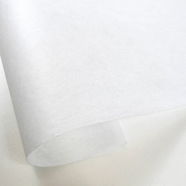 ●素材：レーヨン60％、ポリエステル40％●生地幅：約100cm【商品の説明】不織布タイプの接着芯です。アイロン温度は中温で接着します。小物やバッグ制作等におすすめの使いやすい芯地です。※洗濯には弱いので、水洗いするものには向きません。【ご注意】接着芯は、接着する生地のハギレ等で試し貼りを行い、質感を試してから接着する事をおすすめいたします。【ご注文前に必ずお読み下さい】・表示価格は10cmの価格です。・生地は30cmから10cm単位で販売しております。（30cmご希望の場合は、数量「3」と入力して下さい。 例：数量「10」＝生地幅×長さ1m）・ご覧になるディスプレイ環境などにより、商品画像と実物の色味が異なる場合があります。・生産ロットにより、色味や風合いが変わる場合があります。幅につきましても若干差が生じる場合があります。予めご了承くださいませ。・当社の他オンラインショップと在庫を共有しており、注文が確定しても完売・欠品の場合があります。予めご了承下さい。・生地はカットしてご用意するため、注文キャンセル・数量変更・返品がお受けできません。【追跡可能メール便について】メール便は対応可能商品の【合計数量：20まで】承ります。※商品ページに〔メール便対応商品〕と表記のあるもののみ対応可能です。楽天市場のシステム上、メール便対応可能数量を越える場合でもメール便が選択できるようになっております。メール便対応数量を超えたご注文につきましては、ご注文受付及び商品手配を保留させていただきます。※宅配便をご希望の場合や、メール便対応可能数量を越える場合は、配送方法を【宅配便（佐川急便）】にご変更ください。※商品画像に掲載しております、メール便に関するご説明事項を必ずご確認ください。
