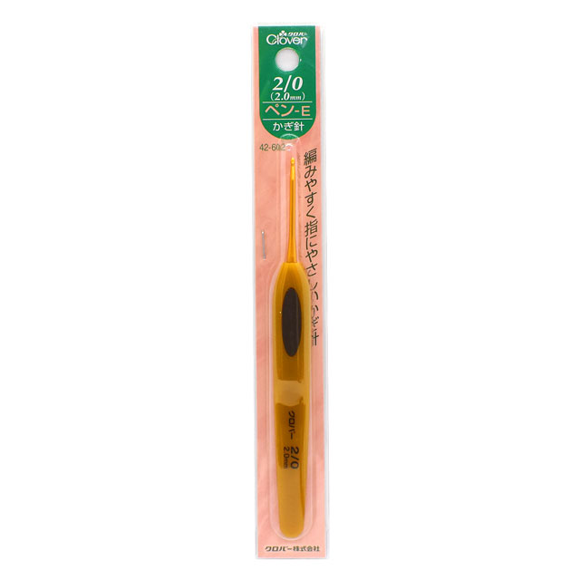 ●サイズ：長さ 約13.5cm●1本入り【商品の詳細】編みやすさを追求し、軽くて指にやさしいクロバーの「ペン-E」シリーズのかぎ針です。持ちやすく、手にやさしいデザインの柄なので、長く編んでも疲れません。中細毛糸に。【ご注文前に必ずお読み下さい】・表示価格は1パックの価格です。・予告なくパッケージが変更になる場合がございます。・染色ロット、ご覧になるディスプレイや視覚環境により、実際のカラーと異なる場合がございます。・当社の他オンラインショップと在庫を共有しており、注文が確定しても完売・欠品の場合があります。予めご了承下さい。