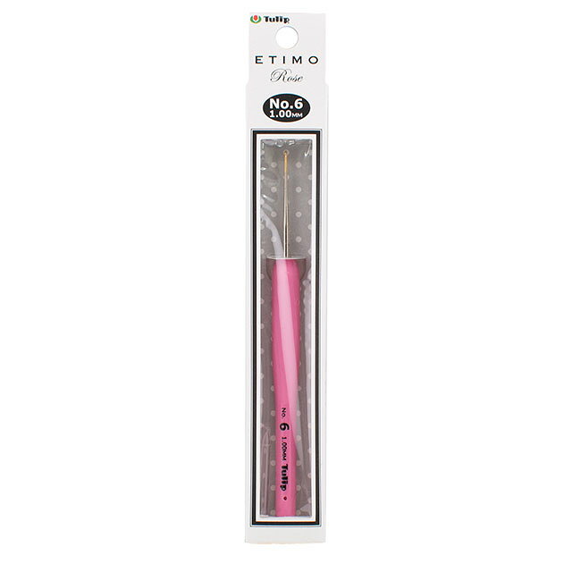 ●材質：針：スチール・ニッケルメッキ/柄：エラストマー●サイズ：NO.6（1.00mm）●内容：1本【商品の説明】サイズごとに異なるフレンチピンクグラデーションのグリップ。手にやさしくフィットする形状のやわらかグリップで、指にかかる負担を大幅に軽減しました。持ちやすく、回しやすく、すべらない独自の形状で、親指のストッパーが自然な持ち方をサポートします。丁寧に研磨したかぎ先は糸がひっかからず、スムーズな編み心地です。長めの針軸なので、初心者の方でも編み目が揃えやすいです。【ご注文前に必ずお読み下さい】・表示価格は1本の価格です。・ご覧になるディスプレイ環境などにより、商品画像と実物の色味が異なる場合があります。・予告なくパッケージが変更になる場合がございます。・当社の他オンラインショップと在庫を共有しており、注文が確定しても完売・欠品の場合があります。予めご了承下さい。