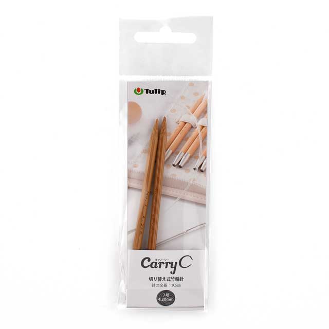 ●素材：竹、スチール、ニッケルめっき●サイズ：7号（針の全長：9.5cm）●内容：1組●生産国：日本●互換性のあるアイテム　キャリーシー　切り替え式竹輪針（CCJA-09〜11、CCJA-50〜60）　キャリーシーロング　切り替え式竹輪針（CCJA-29〜39、CCJA-45〜47）　キャリーエス　切り替え式あみ針コード（CSJA-01）　キャリーシー・キャリーティー　切り替え式あみ針用コード（CCJA-22〜25）　キャリーシーロング　切り替え式あみ針用コード（CCJA-40〜44、CCJA-48〜49）　切り替え式あみ針用ストッパー（CCJA-44）　切り替え式あみ針用アダプター（CCJA-27）※キャリーシーロング　切り替え式あみ針用コード（CCJA-40〜44、CCJA-48〜49）と接続可能ですが、全長はコードの表記サイズより5cm短くなります。【商品の説明】キャリーシーの針です。専用のキャリーシー ロング、キャリーシー、キャリーティーのコードと接続してご使用ください。キャリーシー（針の全長9.5cm）とキャリーシーロング（針の全長12cm）は、ご自身の手の大きさや編み方に合わせて、お好みの針の長さをお選びください。セーターの袖や帽子、スヌードなどの比較的小さな輪編み作品に、キャリーシーがおすすめです。用途に合わせて、針、コード、ストッパー、アダプターを自由自在に付け替えることができる、切り替え式竹針シリーズ。ねじれない、外れない工夫された回転式コード。滑り止め機能付き。接続部分は段差が少なくスムーズな編み心地です。【ご注文前に必ずお読み下さい】・表示価格は1パックの価格です。・ご覧になるディスプレイ環境などにより、商品画像と実物の色味が異なる場合があります。・予告なくパッケージが変更になる場合がございます。・当社の他オンラインショップと在庫を共有しており、注文が確定しても完売・欠品の場合があります。予めご了承下さい。