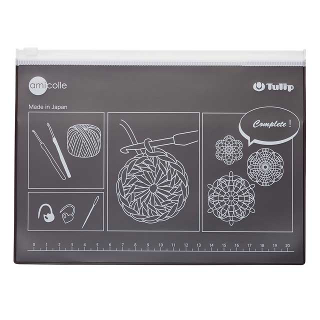 ●素材：PVC、ポリアセタール●サイズ：横約23cm、高さ約17cm●生産国：日本【商品の説明】編みかけの作品などを持ち運ぶのに便利なポーチです。表面には編み物関係のかわいいイラストがプリントされており、目盛りは編み目を測るのに便利です。また透明素材なので、中身も一目で確認できます。裏面にはポケットが付いており、編み図や色々な小物が入ります。水に濡れても、問題なくご使用いただけます。汚れてもさっと水洗いができます。レジャー、プール、海、温泉などあらゆるシーンで使っていただけます。【ご注文前に必ずお読み下さい】・表示価格は1個の価格です。・ご覧になるディスプレイ環境などにより、商品画像と実物の色味が異なる場合があります。・予告なくパッケージが変更になる場合がございます。・当社の他オンラインショップと在庫を共有しており、注文が確定しても完売・欠品の場合があります。予めご了承下さい。