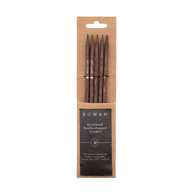 ●素材：バーチウッド●サイズ：針の太さ … 5.5mm / 長さ … 約20cm●号数：11〜12号●内容：5本1組●生産国：インド【商品の説明】英国を代表するプレミアムヤーンブランド「ROWAN （ローワン）」。緻密で光沢のある美しい木肌が魅力的な、無垢のバーチ材を使用した高級感のある5本棒針です。【ご注文前に必ずお読み下さい】・表示価格は1パックの価格です。・ご覧になるディスプレイ環境などにより、商品画像と実物の色味が異なる場合があります。・予告なくパッケージが変更になる場合がございます。・当社の他オンラインショップと在庫を共有しており、注文が確定しても完売・欠品の場合があります。予めご了承下さい。