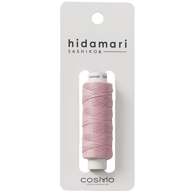 ●素材：綿100％●容量：1巻（約30m）●生産国：日本【商品の説明】「hidamari」は、刺し子の伝統的な技法を大切にしながら、楽しく、明るく、ぬくもりを感じられる作品づくりをコンセプトにしたブランドです。定番カラーから、ポップな色合い、ニュアンスのあるスモーキーカラーまで、豊富なカラーバリエーションで、色選びの楽しさも魅力のひとつです。すべりが良く毛羽立ちしにくい綿100％の刺し子糸で、刺し子はもちろん、刺繍や編み物、ラッピングのアクセントなど幅広い用途にお使いいただけます。【ご注意】濡れた状態で放置したり他のものと重ねたりすると、色落ちや色移りする恐れがあります。【ご注文前に必ずお読み下さい】・表示価格は1個の価格です。・ご覧になるディスプレイ環境などにより、商品画像と実物の色味が異なる場合があります。・予告なくパッケージが変更になる場合がございます。・当社の他オンラインショップと在庫を共有しており、注文が確定しても完売・欠品の場合があります。予めご了承下さい。