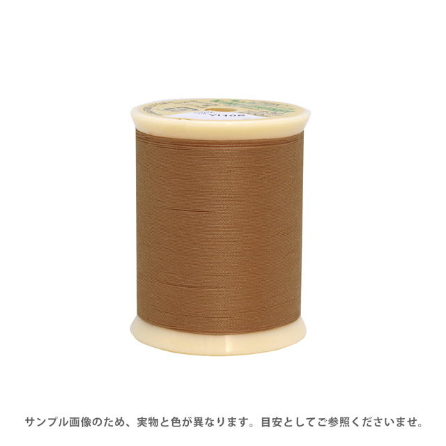 ●素材：ポリエステル100％●長さ：200m巻き●ミシン針：14〜16号【商品の詳細】縫いやすさと縫いあがりの美しさを兼ね備えた合成皮革・皮革に適したミシン糸です。レザークラフト用におすすめです。【誠に恐れ入りますが、下記をご了承の上ご注文ください。】・当社物流システムの都合上、生地と糸の色合わせやご相談は一切承っておりません。・画像のお色はディスプレイや視覚環境等により、実際の色とはかなり誤差がある場合がございます。必ず商品名の色番号と番手（糸の太さ）をご確認の上、ご注文くださいませ。・お手持ちの生地に合う色をお探しの場合は、色見本帳にてご確認いただく事をおすすめ致します。・オカダヤが運営する他の店舗と在庫を共有しており、ご注文が確定しても完売・欠品状態である場合がございますので、予めご了承下さいませ。