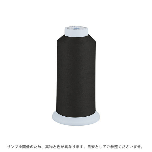 ●素材：ポリエステル100％●長さ：3000m巻き※大容量タイプ/工業用ミシン糸【商品の詳細】光沢感と細くても強度のあるポリエステル100%のフィラメント糸です。スポーツウェアや、その他服地などの縫製にご利用いただけます。縫製工場など工業用としておすすめの大容量3000m巻きタイプです。【誠に恐れ入りますが、下記をご了承の上ご注文ください。】・当社物流システムの都合上、生地と糸の色合わせやご相談は一切承っておりません。・画像のお色はディスプレイや視覚環境等により、実際の色とはかなり誤差がある場合がございます。あくまで目安としてご参照ください。・必ず商品名の色番号と番手（糸の太さ）をご確認の上、ご注文くださいませ。・お手持ちの生地に合う色をお探しの場合は、色見本帳にてご確認いただく事をおすすめ致します。・当社の他オンラインショップと在庫を共有しており、注文が確定しても完売・欠品の場合があります。予めご了承下さい。