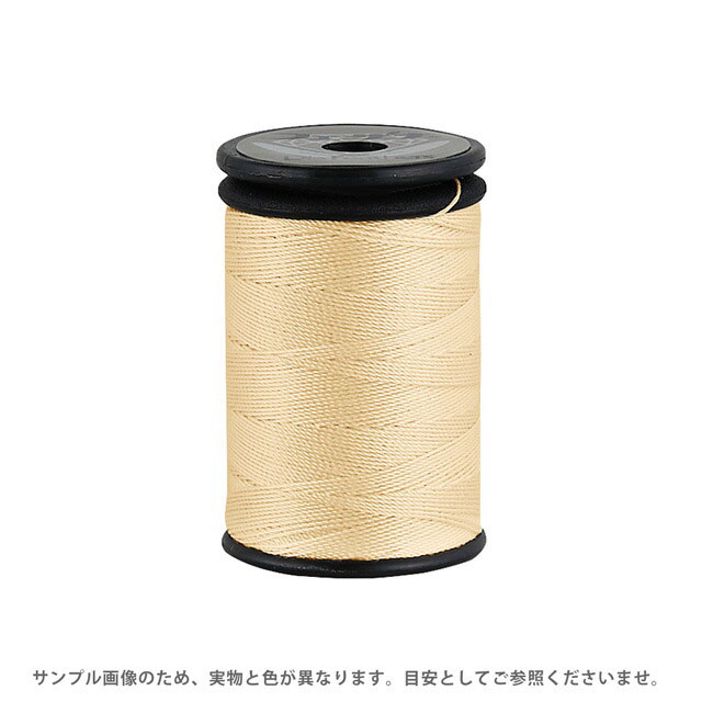 ●素材：ポリエステル100％●長さ：100m巻き●ミシン針：14〜16号【商品の詳細】厚地生地の縫製・皮革・袋物・靴・ステッチ・穴かがリに等に適した20番手のミシン糸です。強度があり、絹穴糸の用途と同様にお使いいただけます。また、タッセルづくりにもおすすめです。【誠に恐れ入りますが、下記をご了承の上ご注文ください。】・当社物流システムの都合上、生地と糸の色合わせやご相談は一切承っておりません。・画像のお色はディスプレイや視覚環境等により、実際の色とはかなり誤差がある場合がございます。あくまで目安としてご参照ください。・必ず商品名の色番号と番手（糸の太さ）をご確認の上、ご注文くださいませ。・お手持ちの生地に合う色をお探しの場合は、色見本帳にてご確認いただく事をおすすめ致します。・当社の他オンラインショップと在庫を共有しており、注文が確定しても完売・欠品の場合があります。予めご了承下さい。