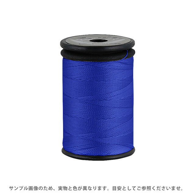 ●素材：ポリエステル100％●長さ：100m巻き●ミシン針：14〜16号【商品の詳細】厚地生地の縫製・皮革・袋物・靴・ステッチ・穴かがリに等に適した20番手のミシン糸です。強度があり、絹穴糸の用途と同様にお使いいただけます。また、タッセルづくりにもおすすめです。【誠に恐れ入りますが、下記をご了承の上ご注文ください。】・当社物流システムの都合上、生地と糸の色合わせやご相談は一切承っておりません。・画像のお色はディスプレイや視覚環境等により、実際の色とはかなり誤差がある場合がございます。あくまで目安としてご参照ください。・必ず商品名の色番号と番手（糸の太さ）をご確認の上、ご注文くださいませ。・お手持ちの生地に合う色をお探しの場合は、色見本帳にてご確認いただく事をおすすめ致します。・当社の他オンラインショップと在庫を共有しており、注文が確定しても完売・欠品の場合があります。予めご了承下さい。