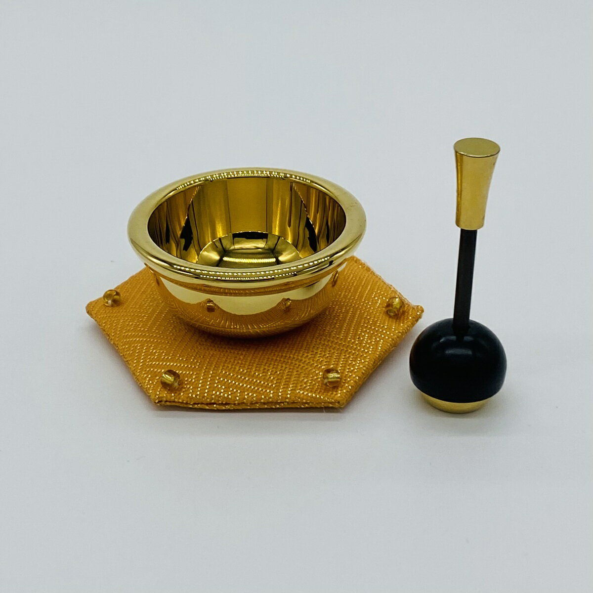 岡田屋布施オリジナルおりん 1.5寸口径:4.5cm 高さ:2.2cm材質:真鍮製