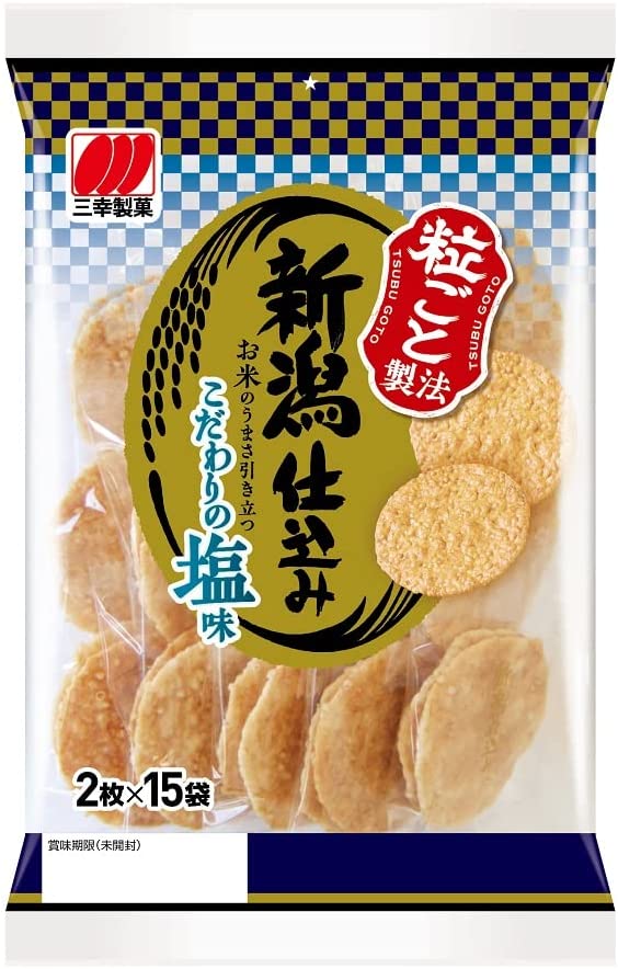 粒の大きさとミネラル分の割合が違う4種類の塩と黒糖をブレンドし、コクと旨みのある後引く塩味に仕上げた、つぶつぶ食感のうす焼せんべい。