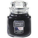 アメリカで最も愛されているキャンドルYANKEE CANDLEの定番キャンドル！ ■特長 ●トップ、ミドル、ベースで時間とともに香りの印象が変化し、豊かな香りの奥行きをお楽しみいただけます。 ●キャンドルウォーマーランプでもお楽しみいただけます 【キャンドルを上手に楽しむために】 ・点火する前に芯糸を5mmほどにカットするとススが出にくくなります。 ・点火しにくい場合は柄の長いガスライターの使用をおすすめします。 ・中心だけ溶けてしまうトンネル現象を防ぐために、3時間以上の連絡燃焼をおすすめします。 ・専用シェードを使用することで炎の熱が逃げにくくキャンドルが溶けやすくなるのでトンネル現象も防ぐことができます。 ・消火の際は、吹き消さずにそのままジャーの蓋を閉めると煙やニオイが外にたたずに消せます。 ムスク、パチョリ、セージ、マホガニーケルンの男性的で神秘的な香り。 ■仕様 【サイズ】φ62×H88mm 【燃焼時間】約20〜30時間 【香り】シトラス ハーブ ウッディ ベルガモット ライム ラベンダー パイナップルセージ シダーウッド ベチパー ジュニパーベリー クラリーセージモス 【原産国】アメリカ ※商品画像は映り具合により、実物と多少色合いなどが異なる場合がございます。 ※品質向上のため、予告なくデザイン・仕様・カラーなどを一部変更となる場合がございます。 ※この商品はメーカー取寄せ商品です。 ジャーSのフレグランス6種♪ コチラのキャンドルウォーマーランプもオススメ♪■離島へのお届けは中継料金が発生する為、お届けができません。 ■こちらのお品はご注文頂いてからの取りよせとなります