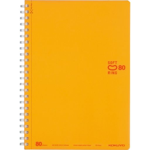 やわらかリングでノートの端まで書きやすい。ノートはたっぷり書ける80枚入り。 【カラー】 オレンジ 【サイズ】 3号(A5) 【中紙寸法(タテxヨコ)】 210x148mm 【罫内容】 B罫(中横罫/6mm・ドット入り・29行) 【枚数】 80枚 【材質】 中紙:上質紙、表紙:(表)色透明PP、(裏)板紙、リング:オレフィン系樹脂