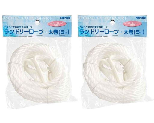 【サイズ】約長さ5mx太さ8mm(長さは設置可能な支点間の距離) 【素材・材質】<本体>ポリエチレン <フック・ストッパー>ポリプロピレン 【生産国】中国 太さ約8mm。ちょっと太めのランドリーロープ。 しっかり太さがあり、丈夫で安定感があります。 便利なハンガーストッパー5個と長さ調節フック付き。