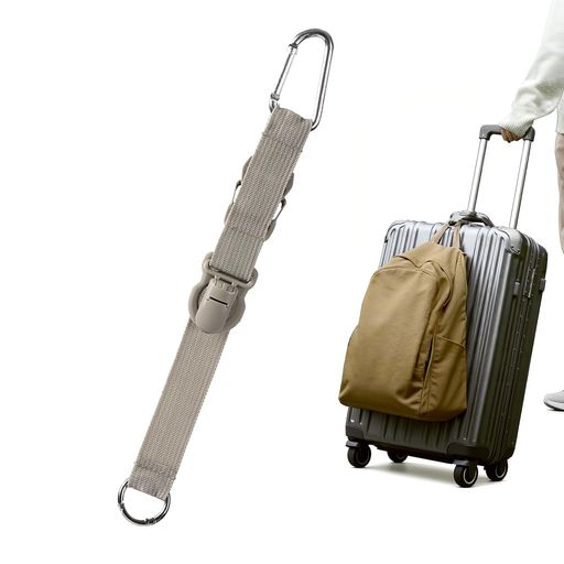 【旅行荷物も買い物袋もまとめて運べる】 バックパック、上着、水筒、帽子はもちろん、旅行中のお土産袋や買い物袋も簡単に固定。両手が自由になり、移動がぐっと快適になります。 【ワンタッチで着脱スムーズ】 クイックバックルで片手操作が可能。ホテルロビー、駅、空港など移動の多い場面でも素早く装着できます。 【長さ調整可能、幅広い用途に対応】 ストラップは約21〜33cmの範囲で調節可能。荷物の厚みや大きさに応じて柔軟にフィットし、スーツケース・リュック・カバンなど様々なシーンで使用できます。 【カラビナ&amp;Dリングで拡張性】 水筒・折り畳み傘・買い物袋・小物類を吊り下げ可能。Dリングでバッグやベルトに装着でき、使い方がさらに広がります。 【軽量コンパクト、持ち歩きに便利】 使わない時は小さくまとめてポケットにも収納可能。旅先での急な荷物増加にも頼れる、携帯性に優れた便利アイテムです。