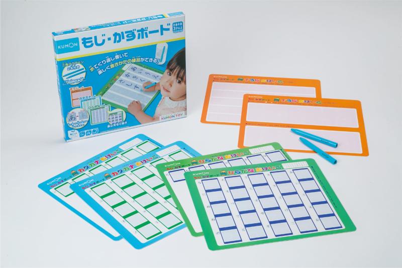 くもん出版(KUMON PUBLISHING) もじ・かずボード DB-33 知育玩具 おもちゃ 3歳以上 KUMONサイズ(ボード):W26×H29.8×D0.1cm対象年齢:3歳以上セット内容:ひらがなボード2枚 カタカナボード2枚 すうじボード2枚 三角アクアペン2本パッケージ重量: 0.65 kg
