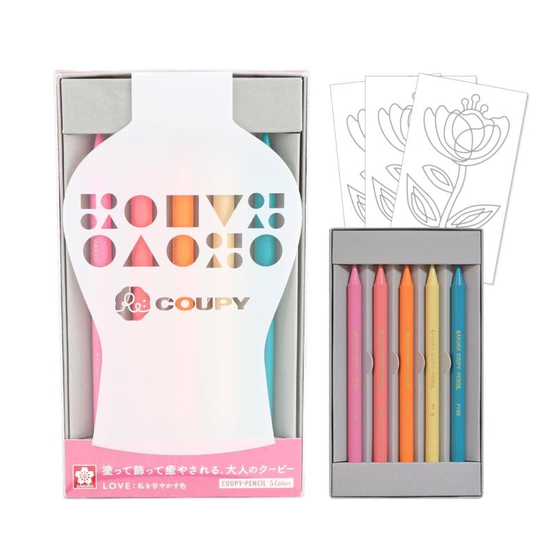 サクラクレパス 色鉛筆 リ・クーピー LOVE 塗り絵カード付き FY5RE-A【セット内容(1)】クーピー5色LOVE私を甘やかす色（ももいろ/こうばいいろ/あんずいろ/たまごいろ/そらいろ）【セット内容(2)】塗り絵カード1柄×3枚/花瓶柄クリアケース/台紙(内面：塗り絵見本、裏面：ケース背景用カラーペーパー)【特長1】クーピーの持つ優しさや安心感で心をリセット。塗って飾って癒される、大人のためのクーピー。【特長2】塗り絵を楽しんだ後は、花瓶柄クリアケースに入れてインテリアとして飾れる。【サイズ】ケース：16.5×9.5×1.7cm、塗り絵：15.5×9cm
