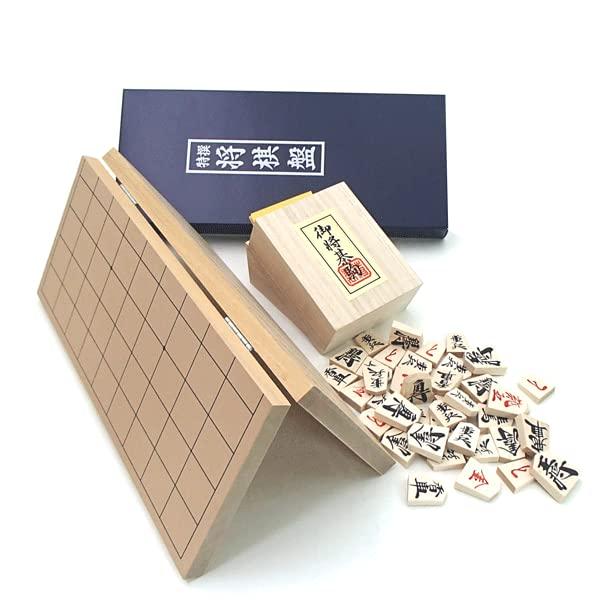 囲碁ラボ 木製将棋セット やや小振りな 新桂4号折将棋盤と木製優良押駒桐駒箱入り 駒の動かし方つき携帯便利でいつでもどこでも誰でもお気軽に将棋をお楽しみ頂ける将棋セットです。 将棋盤：新桂4号折将棋盤　サイズは約26cm×30cm　将棋盤の厚さ約12mm普通サイズの駒で遊べるので、将棋の入門には手頃な将棋盤です。囲碁ラボ人気ナンバー1の木製優良押し普及駒桐箱入り　駒の動き方付き」湿気厳禁　盤は湿気を嫌います。絶対、濡れ布巾で拭かないで下さい。