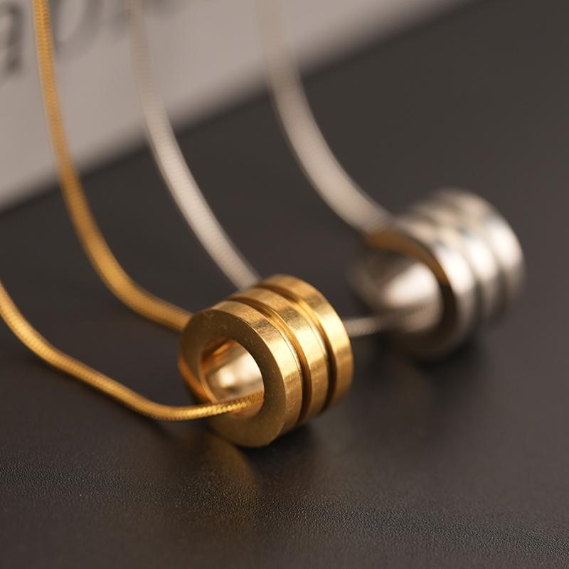 ネックレス レディース メンズ ステンレス 金属 ダブルリング ミニ ペンダント 蛇骨 チェーン アクセサリー ジュエリー 普段使い 通勤 オフィス カジュアル おしゃれ シンプル ギフト ゴールド スチール 秋