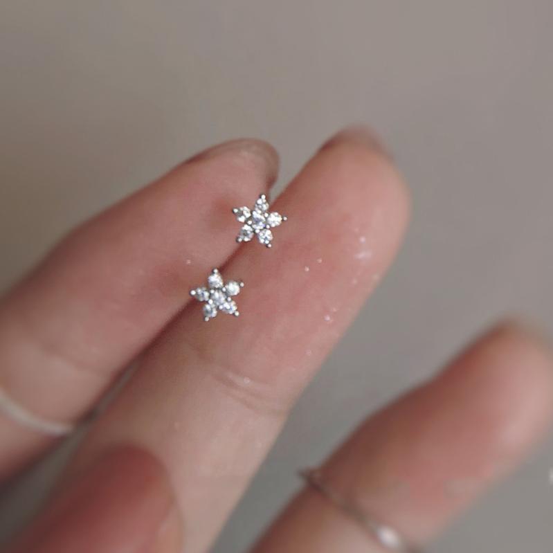 Rakuten - ピアス レディース 星 五角星 スター 花 フラワー 満天星 ジルコニア キラキラ 華奢 銅 金属 普段使い 通勤 オフィス カジュアル おしゃれ かわいい 大人 上品 綺麗 アクセサリー ジュエリー プレゼント ゴールド シルバー