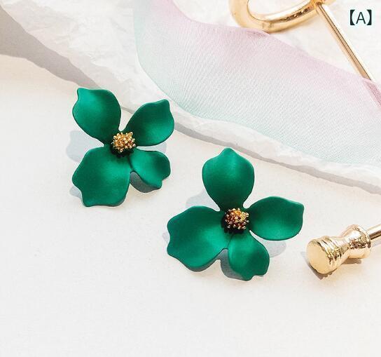 ピアス レディース 花びら モチーフ スタッドピアス ロングピアス ジュエリー 耳飾り お呼ばれ 披露宴 パーティー 普段使い オフィス カジュアル デート ギフト アクセサリー プレゼント 合金 電気メッキ加工 スイート フェミニン フラワー 幾何学